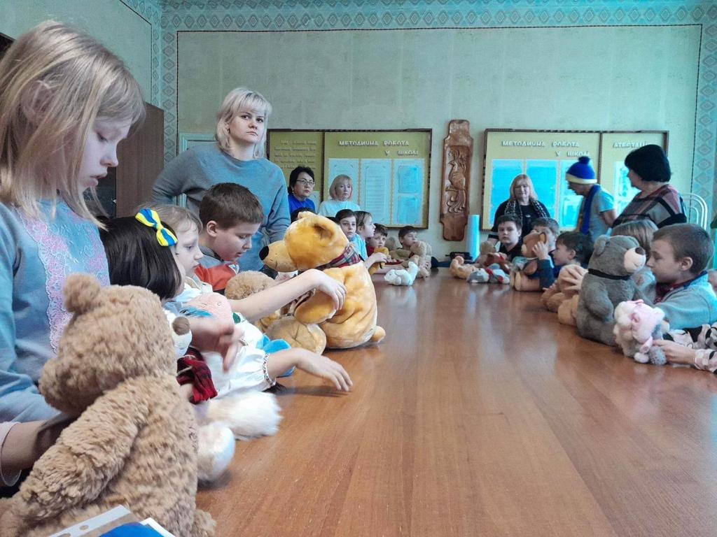 Children in Ukraine enjoy hugging a Teddy Bear – The Teddy Trust
