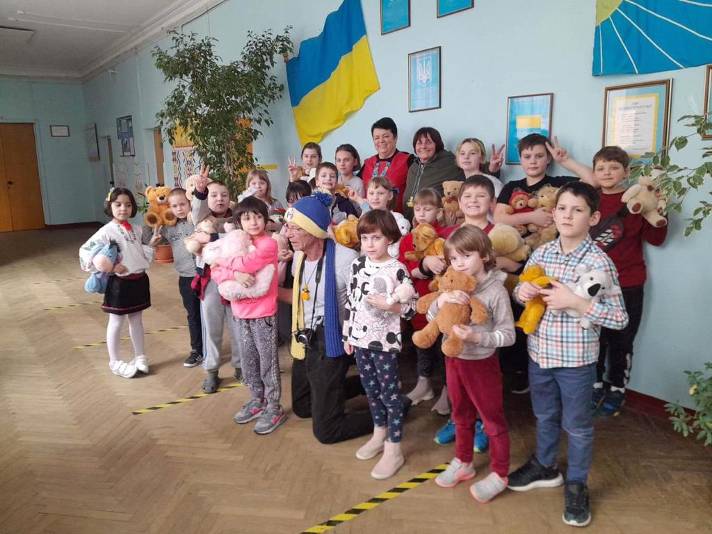 Children in Ukraine enjoy hugging a Teddy Bear – The Teddy Trust